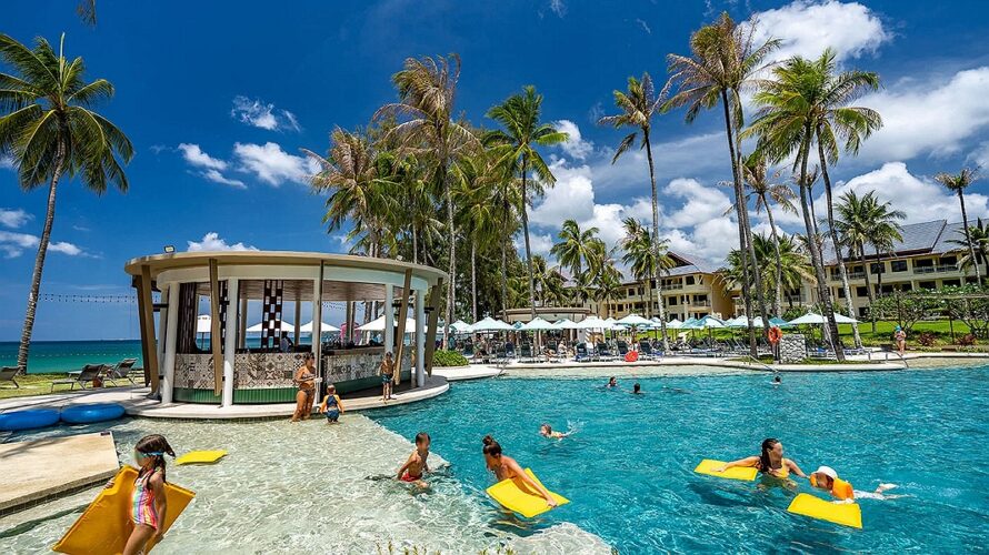 SAii Laguna Phuket с большим бассейном у пляжа